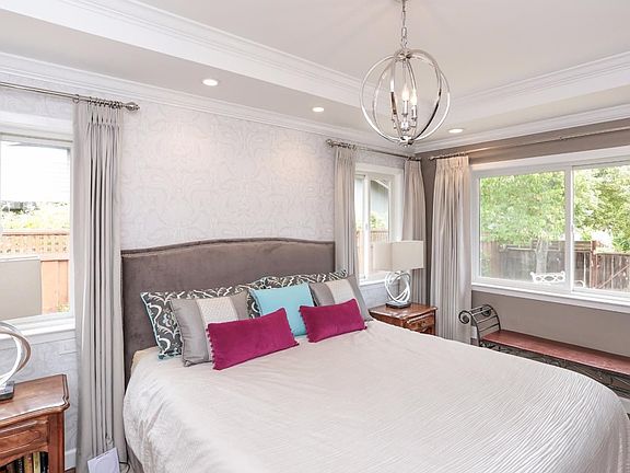 3rd image of 1051 Heatherstone Ave