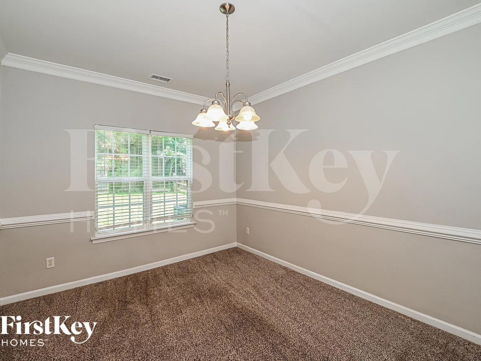 4 bed, 2.5 bath, 2352 sqft, $2,155 — Photo 4