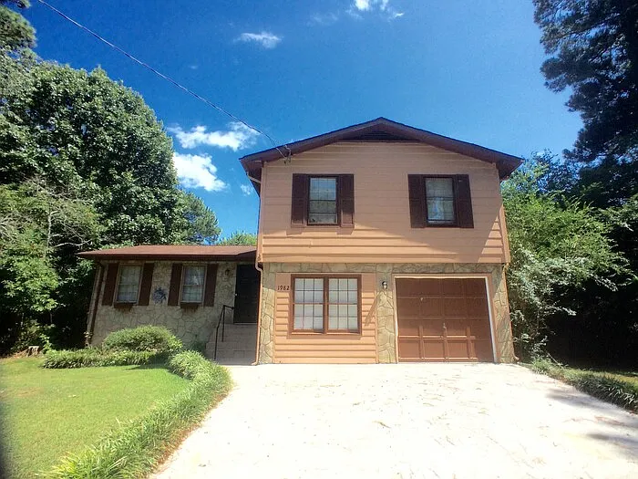 1982 Village Ct