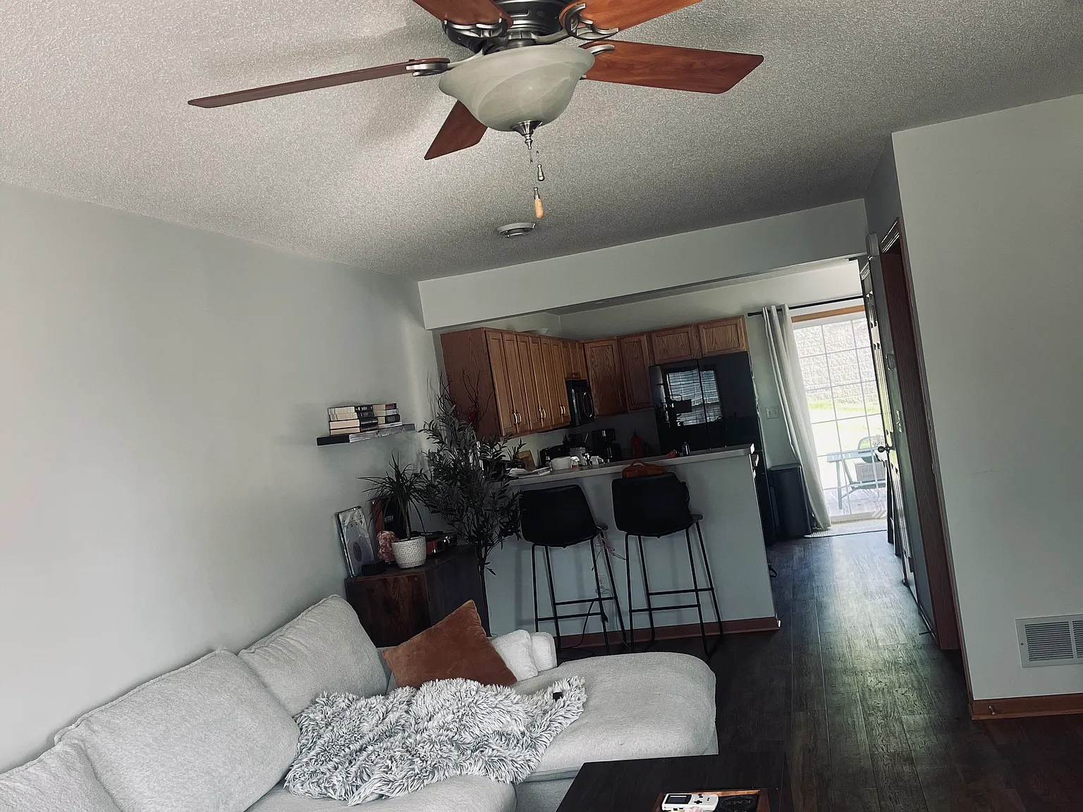 2 bed, 1.5 bath, 1300 sqft, $1,800 — Photo 3