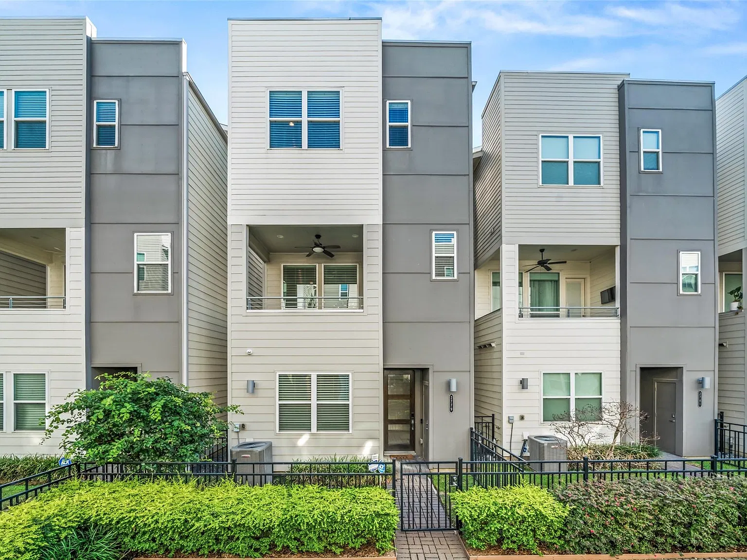 3 bed, 3.5 bath, 2092 sqft, $2,700 — Photo 1