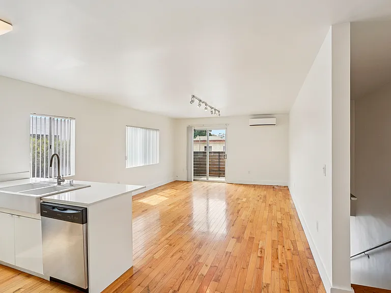 1008 N New Hampshire Ave #1006-1/2 — Photo 4