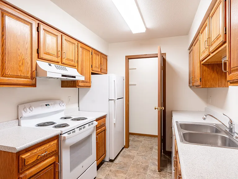 Fargo, ND Brownstone Apartments | 22A | Kitchen