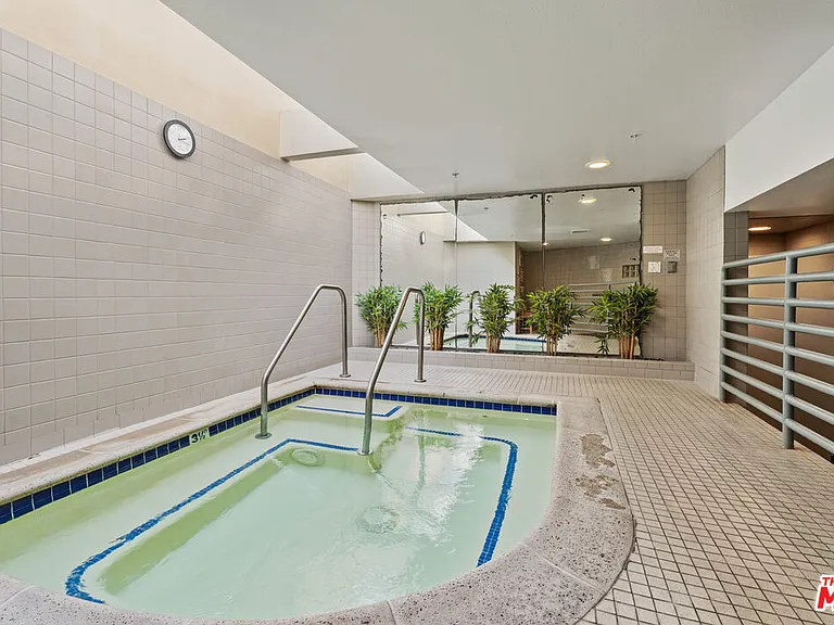 4333 Marina City Dr — Photo 26