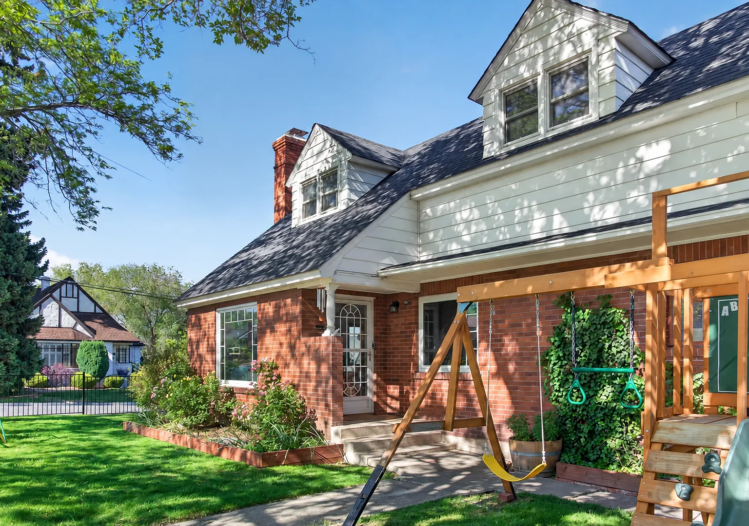 Timeless Midtown Classic With Incredible Space — Photo 3