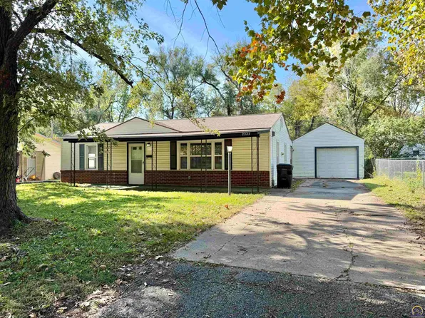 2225 SW Winterwood Ln, Topeka, KS 66614