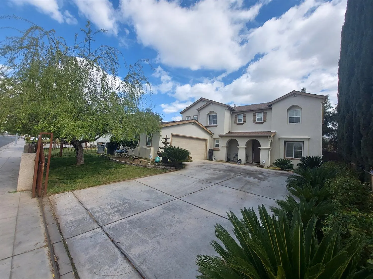 1904 N Forestiere Ave photo 1