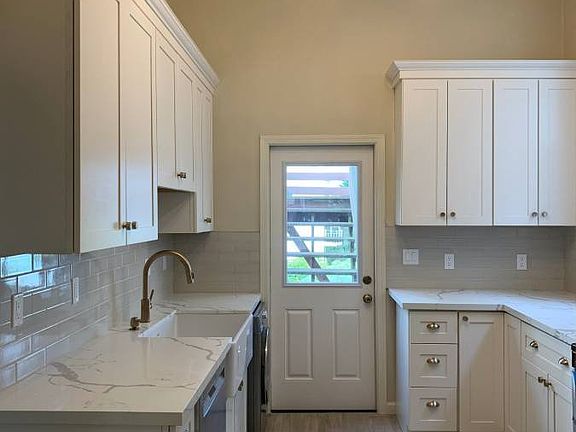 5th image of 2110 Baker St #B
