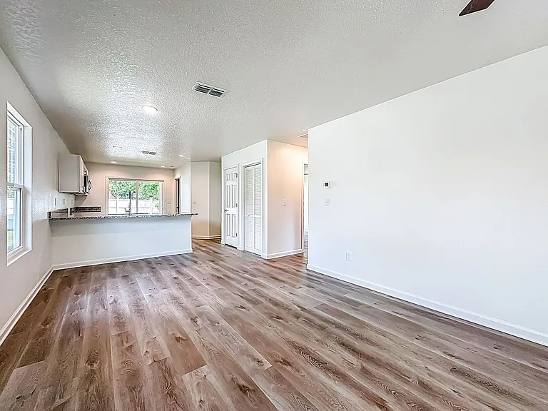 780 W 5th St — Photo 2