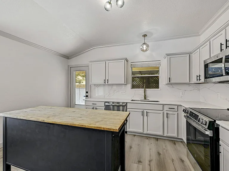 919 Flanagan Dr — Photo 9