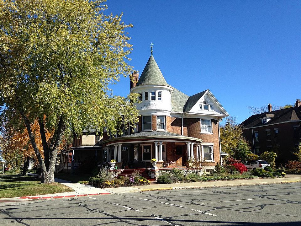 2nd image of 700 Pine St