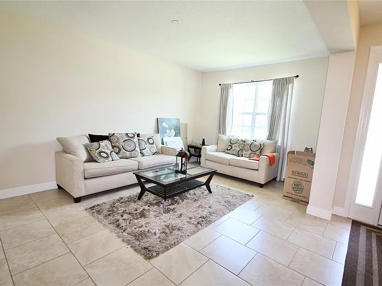 1073 Cavan Dr — Photo 3