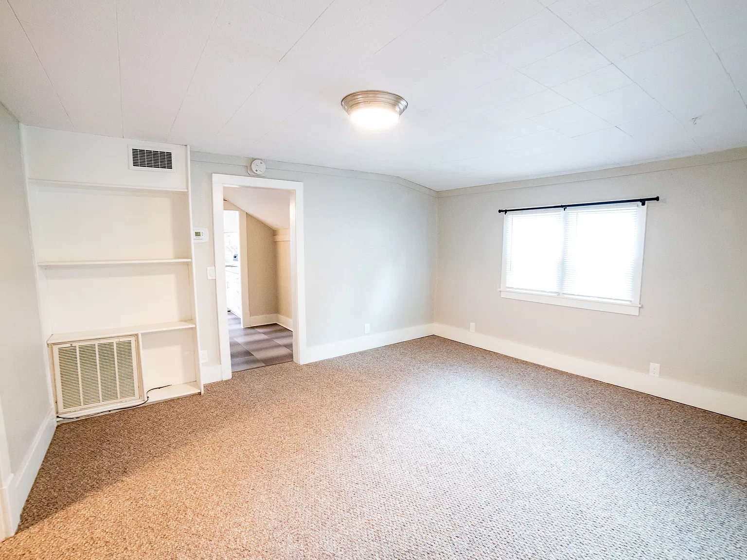 Updated Duplex, Upstairs Unit, 2 Bed/1 Bath — Photo 4