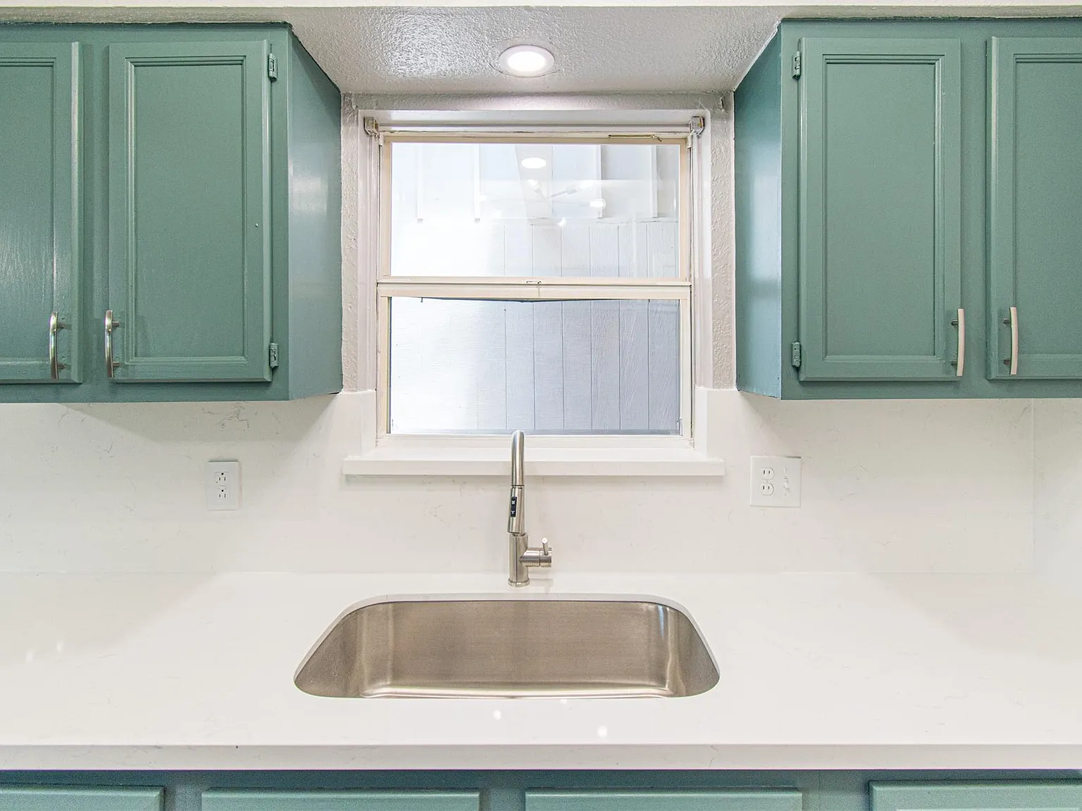 3 bed, 2.0 bath, 1165 sqft, $1,750 — Photo 1