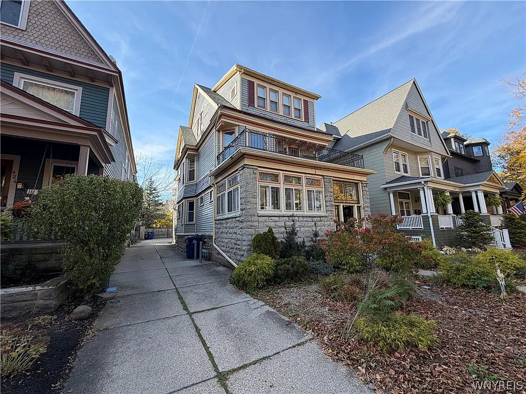 2 bed, 1.0 bath, 728 sqft, $1,350 — Photo 2
