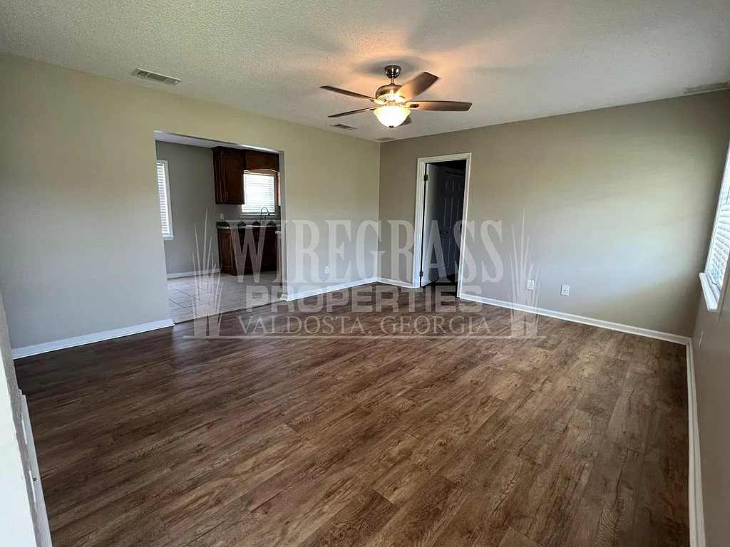 Building Photo - 3621 Hillway Dr