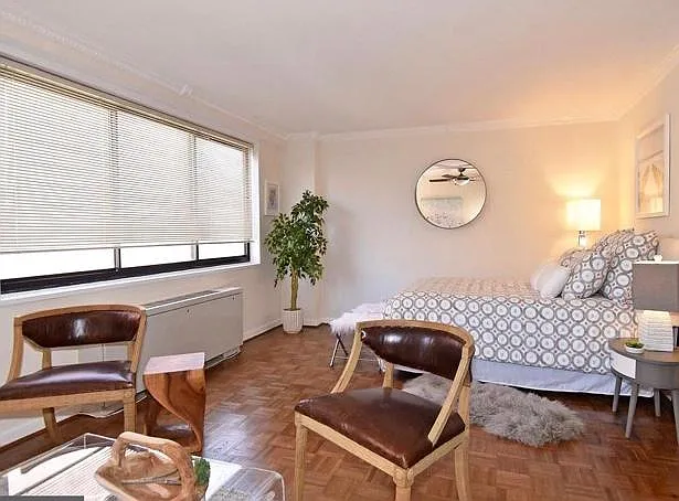Studio, 420 sqft, $1,900 — Photo 2