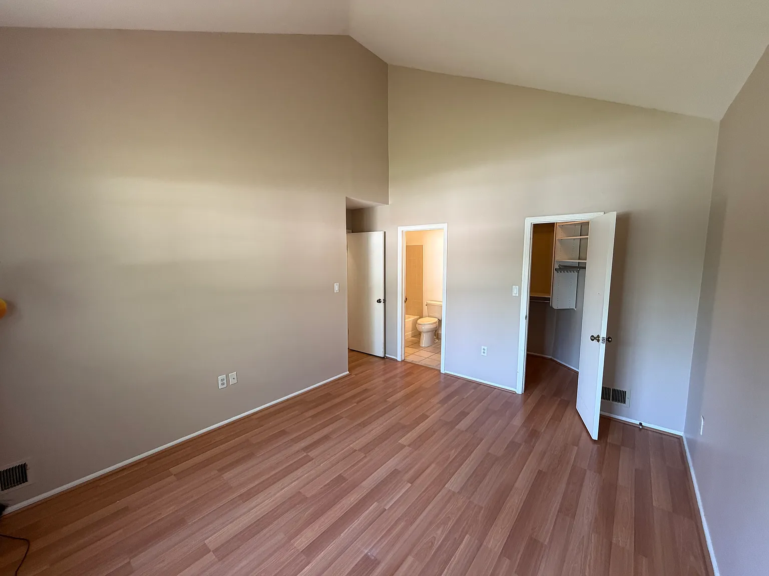 2 bed, 1000 sqft, $2,400 — Photo 2