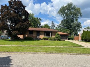 5820 Sutherland Dr, Waterford, MI 48327