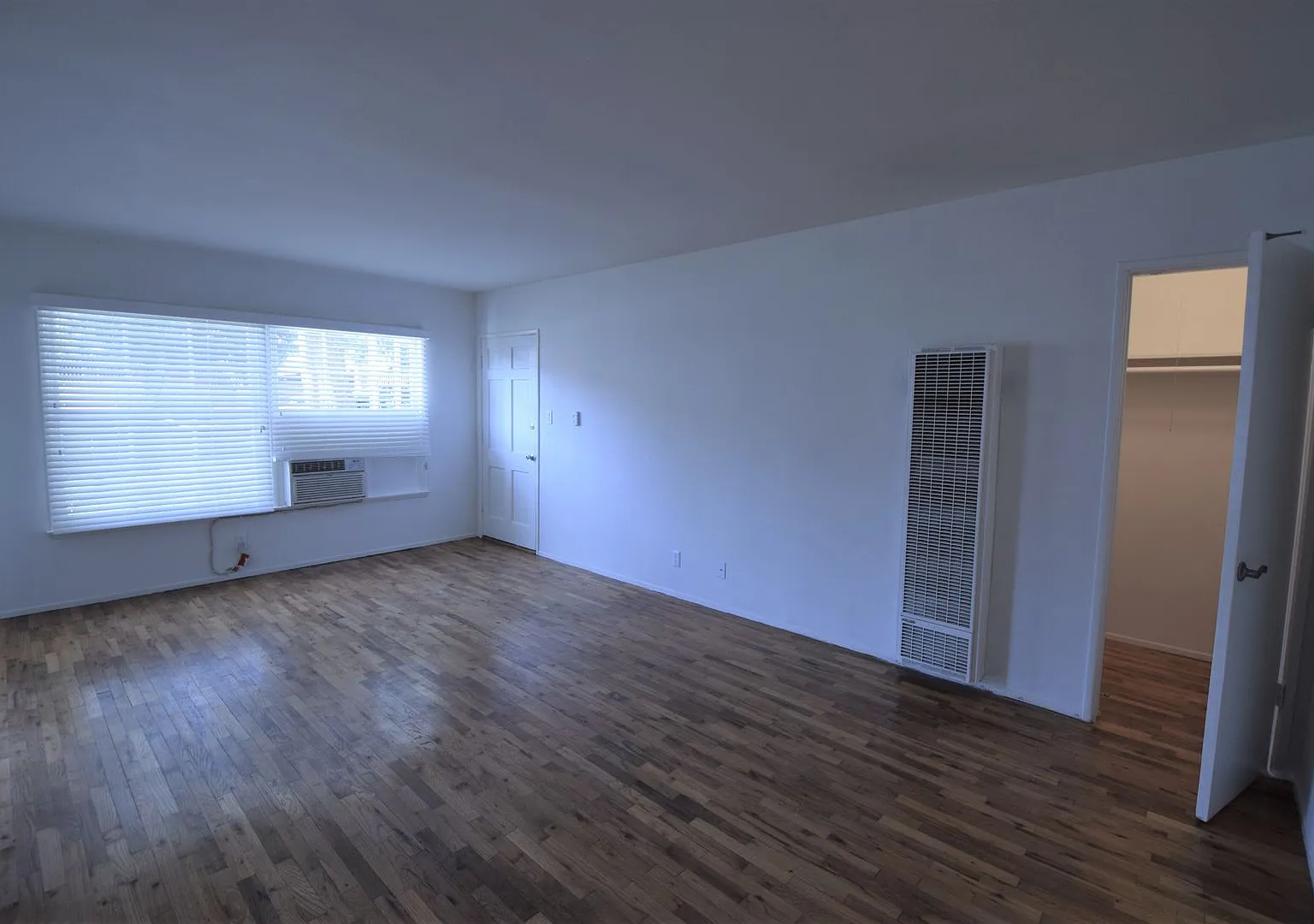 5220-26 — Photo 2