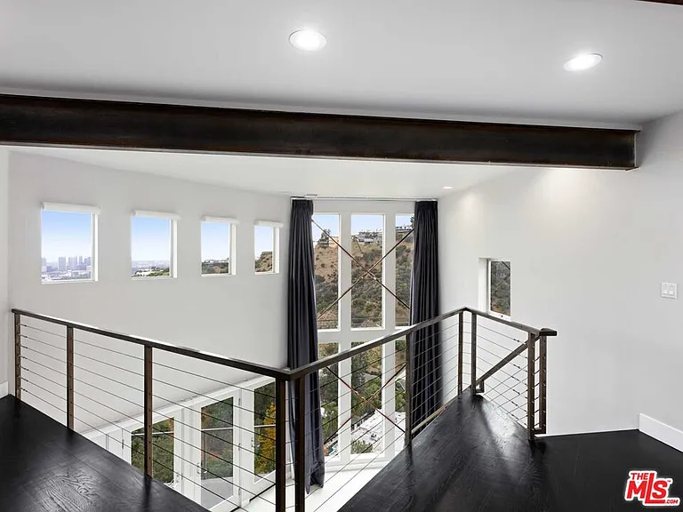 1885 Sunset Plaza Dr — Photo 13