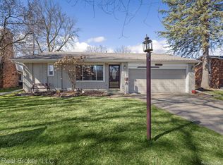 14071 Golfview St, Livonia, MI 48154