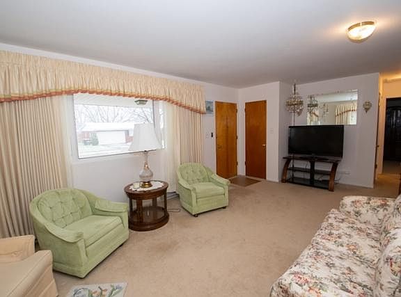 3rd image of 1331 Woodbine Way