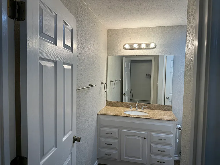 208 Uhland Rd — Photo 10