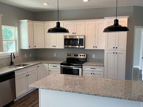 5th image of 173 SW Cherry Blossom Way