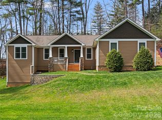 290 Sweetwater Hills Dr, Hendersonville, NC 28791
