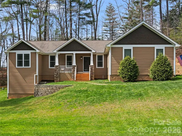 290 Sweetwater Hills Dr, Hendersonville, NC 28791