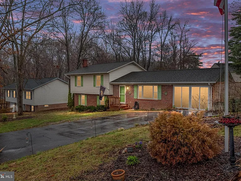 1705 Sherwood Dr — Photo 1