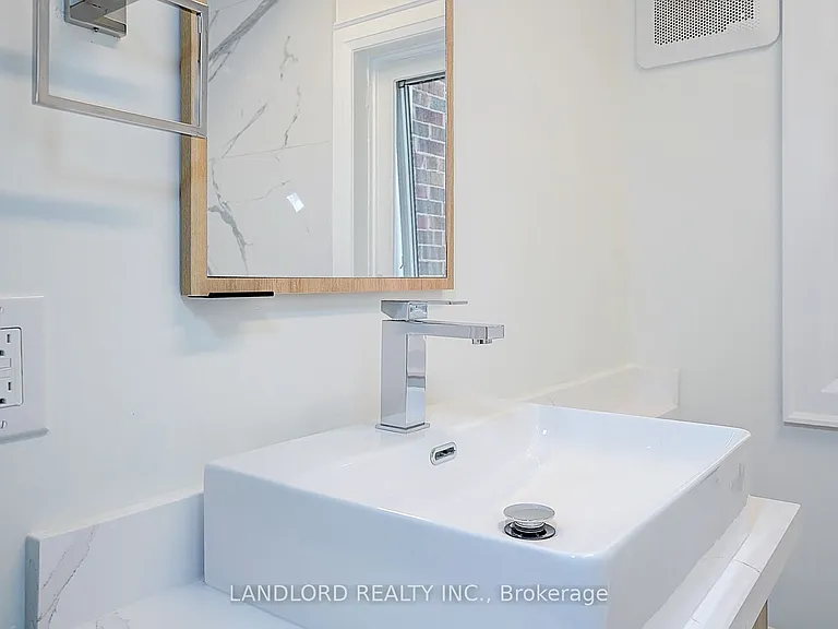 2520 Bloor St W #12 — Photo 37