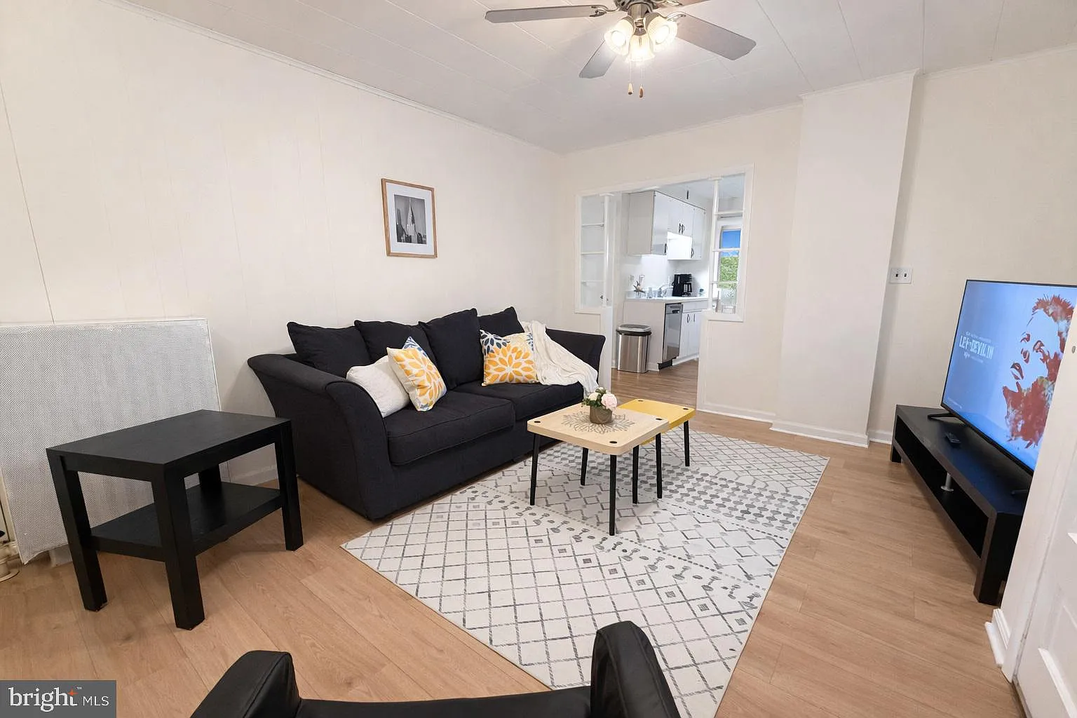 3 bed, 1.0 bath, 810 sqft, $3,950 — Photo 3