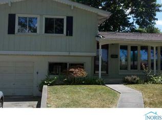 1112 Village Trail Dr, Maumee, OH 43537