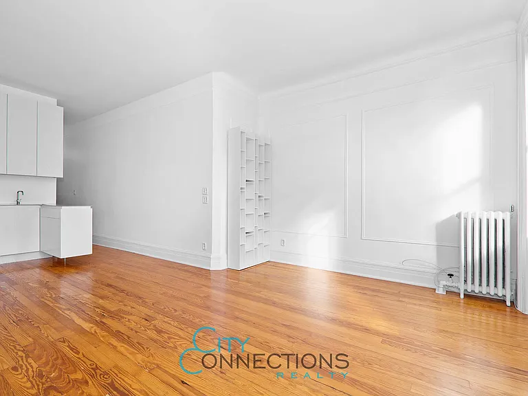 223 W 21st St #5N — Photo 17