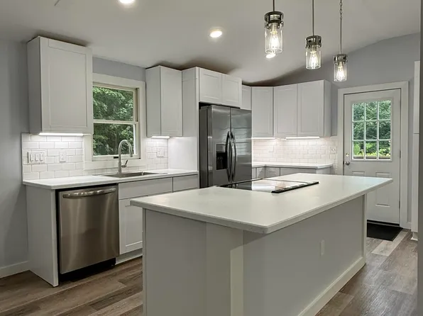 13 Bucklands Ln, Waymart, PA 18472