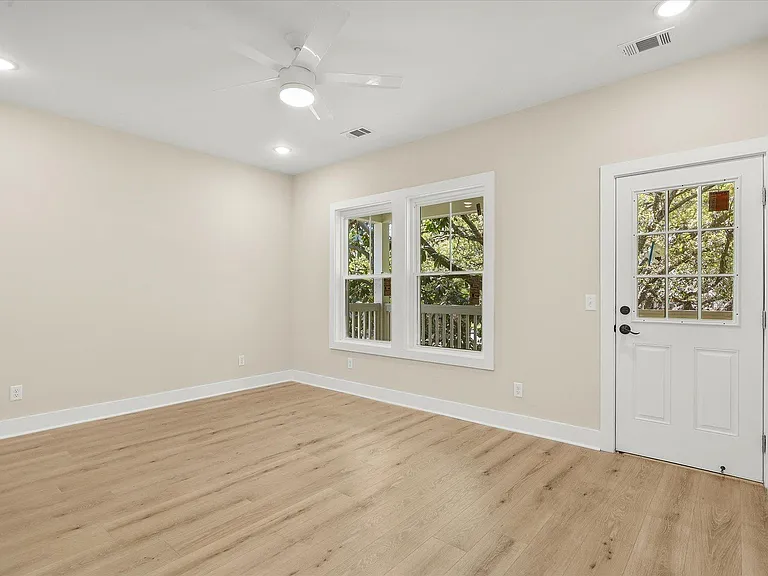 658 E Henry St — Photo 26