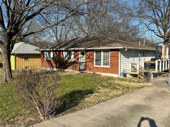 2213 N McBride Ave, Sugar Creek, MO 64050
