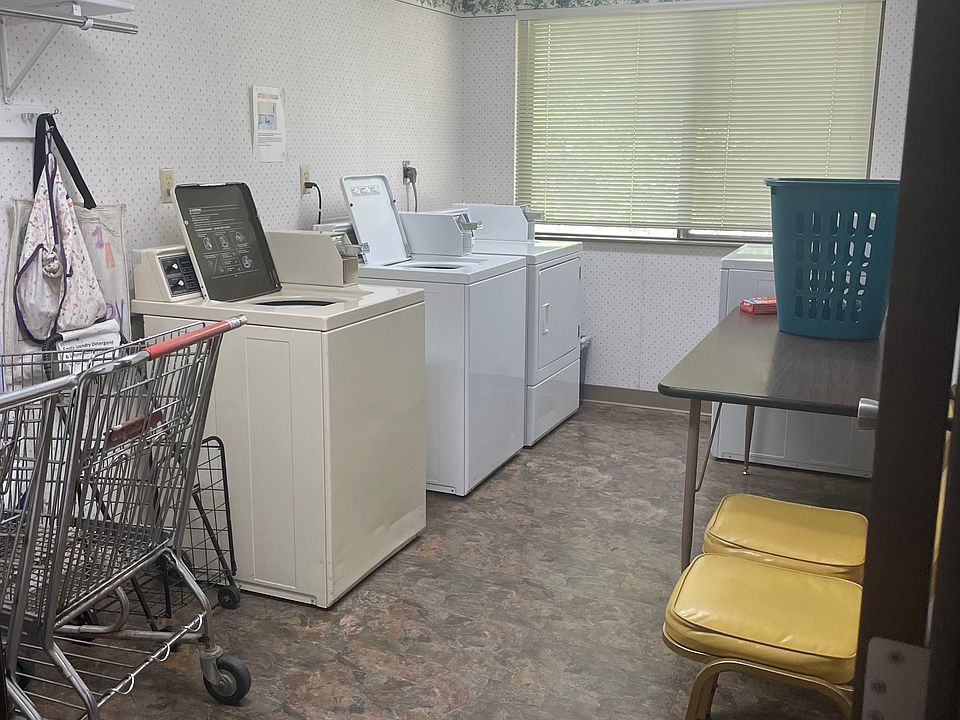 Coin Laundry room. 50 cents/wash and 25 cents to dry.