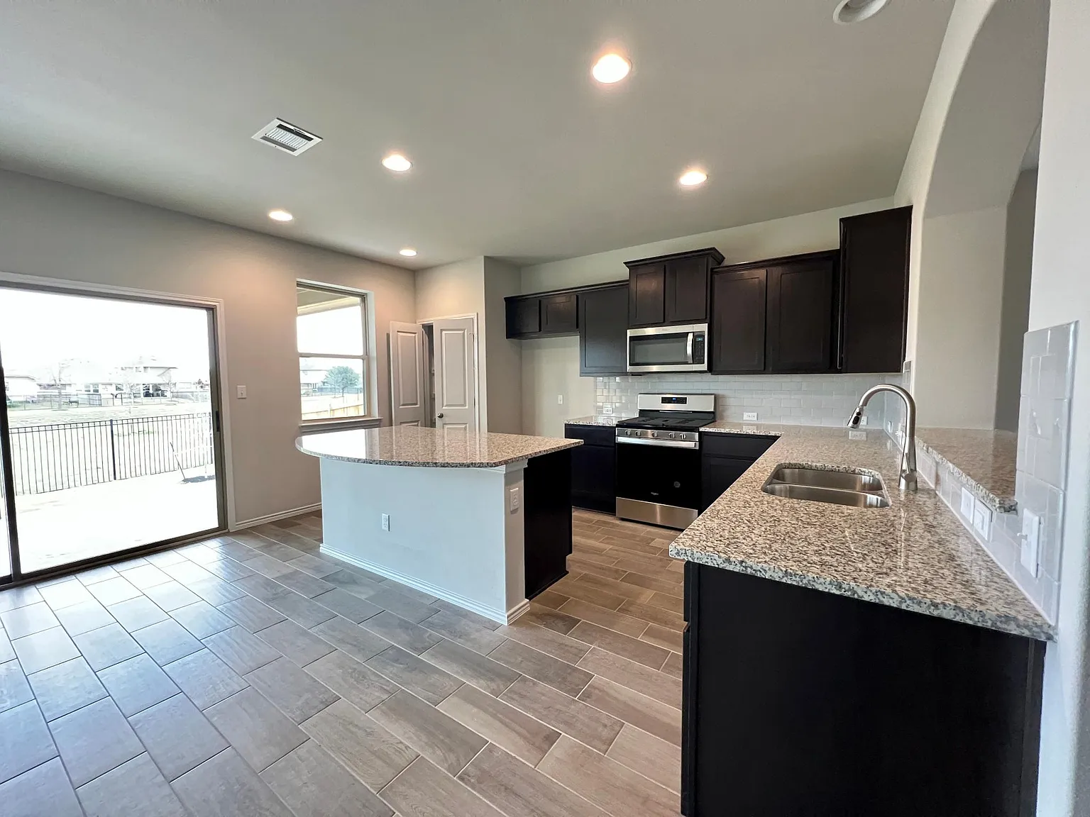 3 bed, 2054 sqft, $2,400 — Photo 3