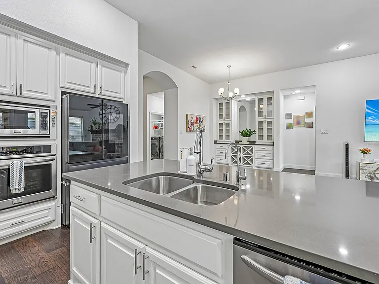 808 Parkland Dr — Photo 11