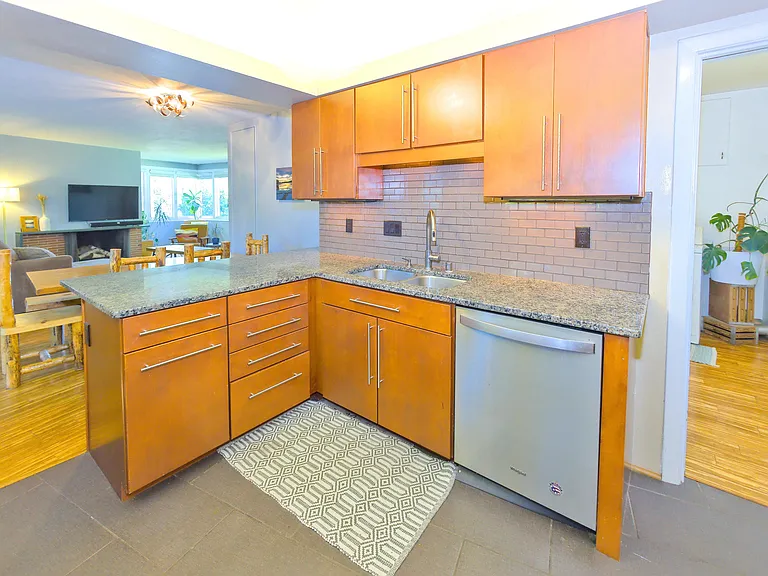 1027 W 29th Ave — Photo 27