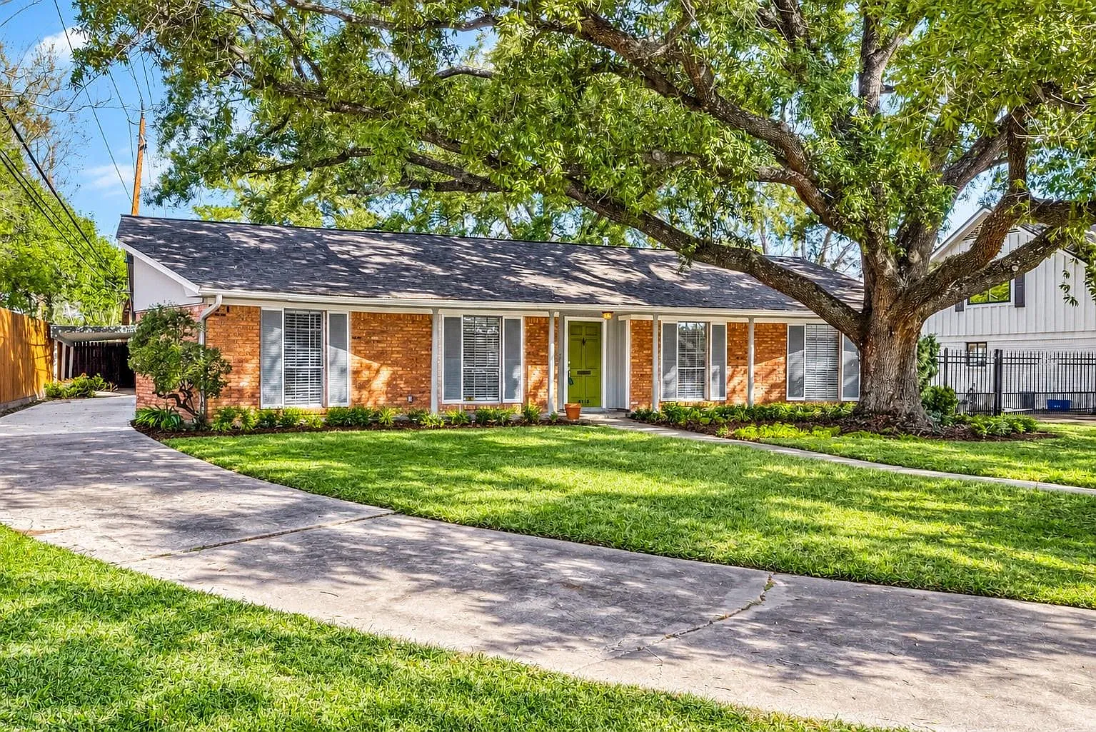 3 bed, 2.0 bath, 2012 sqft, $3,200 — Photo 2