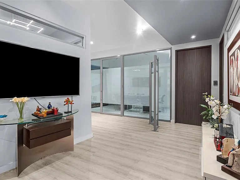 301 Gallardo Office #M — Photo 10