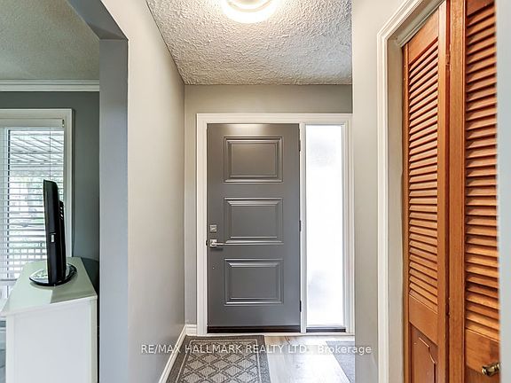 2nd image of 39 Calumet Cres