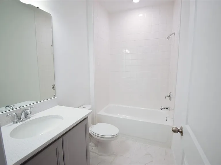 2370 Lancashire St — Photo 26
