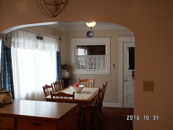 Kitchen eating area
