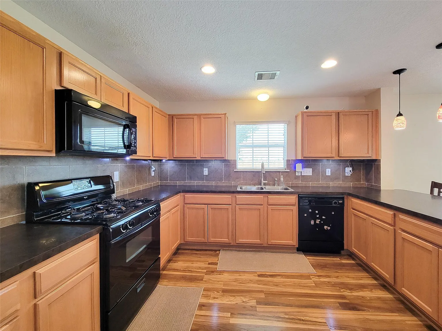 4 bed, 2.5 bath, 2100 sqft, $2,100 — Photo 1