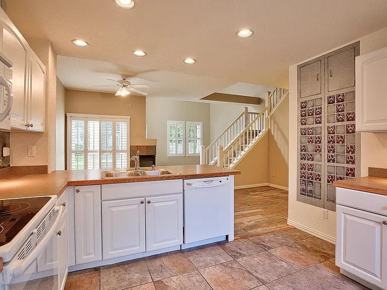 8300 Fairmount Dr — Photo 20